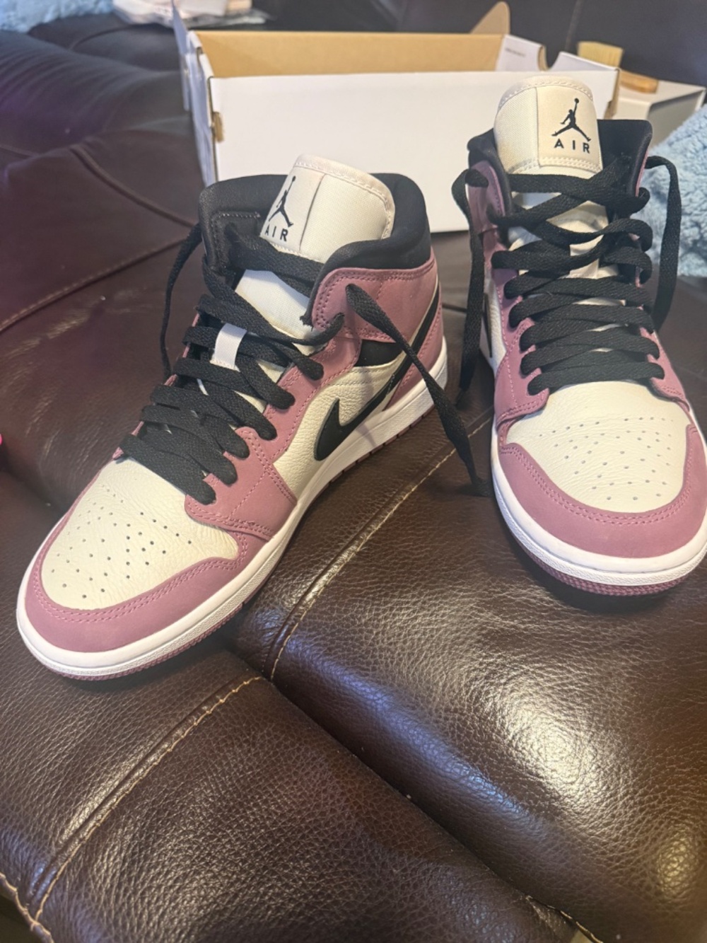 Air Jordan 1 MID SE (Women’s) - Picture 6 of 13